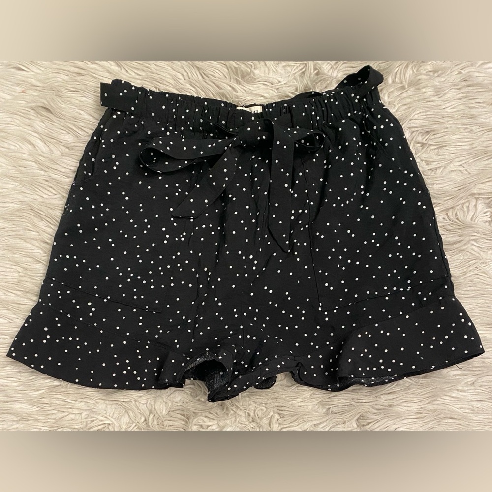 Adorable polka dot skort size women’s large.  Stretchy waist with a tie belt.